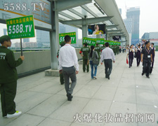 �҂����B��(qi��ng)ƴ���Ļ𱬈F(tu��n)�(du��)