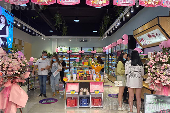 加盟化妝品店賺錢嗎?體驗(yàn)式服務(wù)是小資生活的特色 加盟化妝品店賺錢嗎?體驗(yàn)式服務(wù)是小資生活的特色