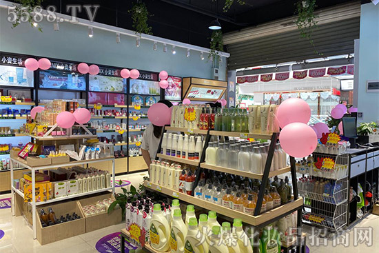 加盟化妝品店賺錢嗎?體驗(yàn)式服務(wù)是小資生活的特色 加盟化妝品店賺錢嗎?體驗(yàn)式服務(wù)是小資生活的特色