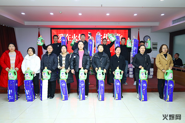 巾幗綻芳華,逐夢新火爆!火爆網(wǎng)為員工發(fā)放女神節(jié)禮品! 巾幗綻芳華,逐夢新火爆!火爆網(wǎng)為員工發(fā)放女神節(jié)禮品!